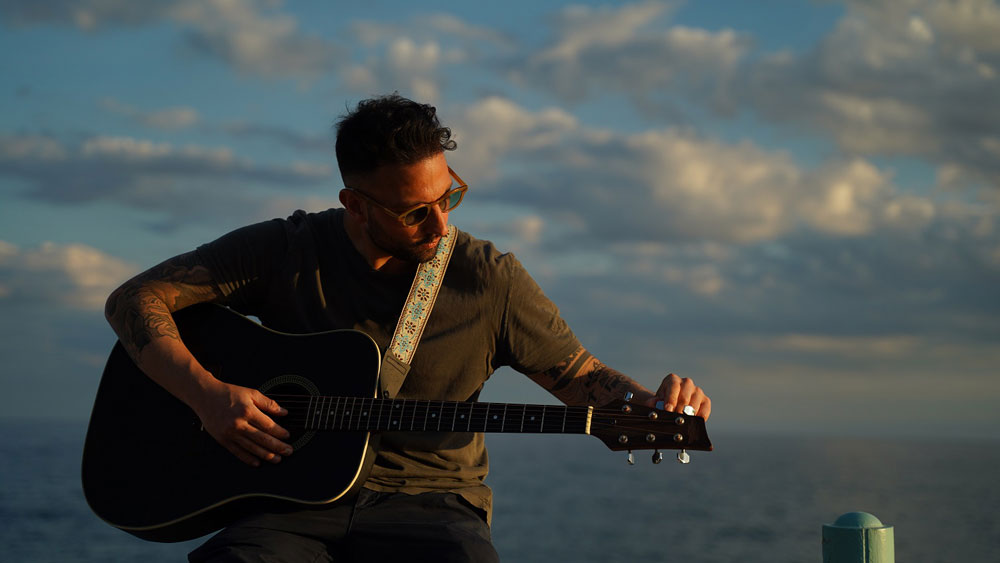 LEONE: IN RADIO E DIGITALE “SABBIA BIANCA, CUORE E BIRRA” IL NUOVO SINGOLO DEL CANTAUTORE ALESSANDRINO