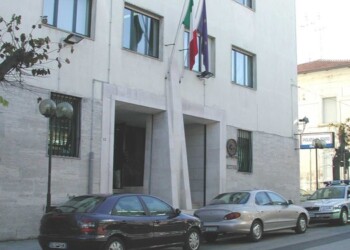 A inquilini,’siete gay, via da casa mia’