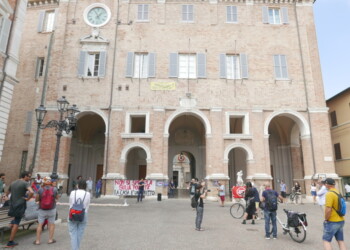 A Senigallia protesta in piazza per locali insalubri