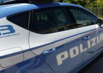 Aggredisce la figlia a martellate
