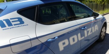 Aggredisce la figlia a martellate