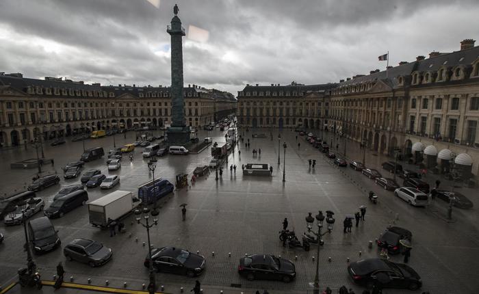 All’asta servizi di piatti e biancheria del Ritz a Parigi