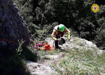 Alpinista cade mentre arrampica, ferita e soccorsa