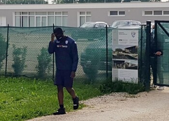 Balotelli va all’allenamento ma il Brescia non lo lascia entrare. Ecco perché