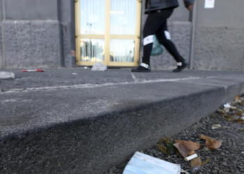 Borgosesia vieta buttare dpi in strada, multe salate