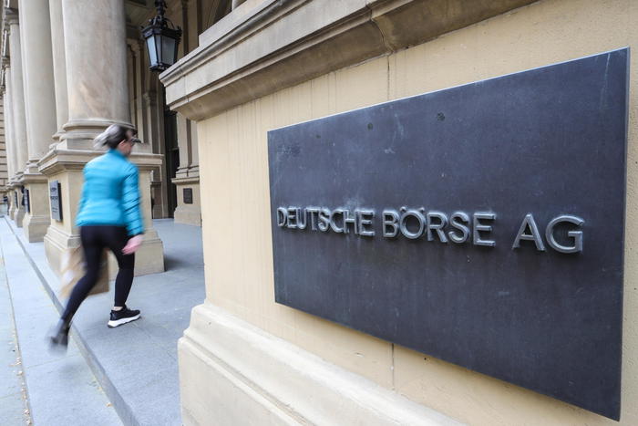 ++ Borsa: Europa apre in forte calo, Francoforte -2,4% ++