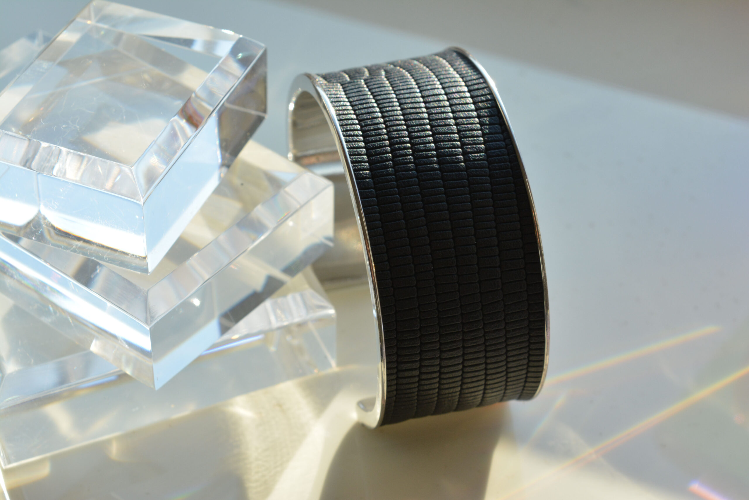 Sostenibilità, innovazione e qualità artigiana. Le parole chiave degli accessori  Virginiamaina