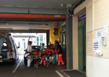 Cade in bici, resta grave ispettore polizia in congedo