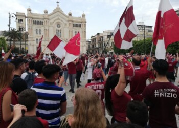 Calcio: Reggina in B dopo 6 anni, festa tifosi in piazza