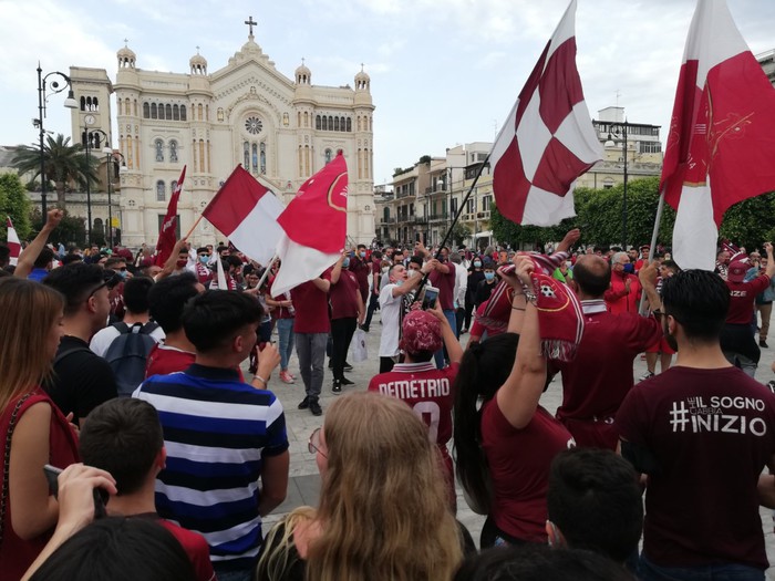 Calcio: Reggina in B dopo 6 anni, festa tifosi in piazza