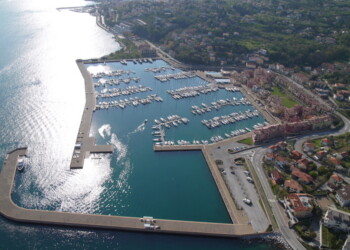 Carico coltan in porto Trieste, pronto per vendita