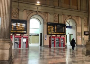 Carrello treno esce da binari, rimosso convoglio