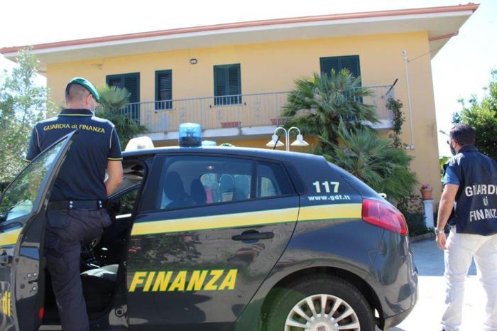 Criminalità: Guardia finanza sequestra beni per 300 mila euro