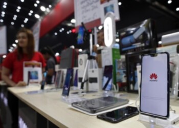 Crolla mercato smartphone Italia, -21%