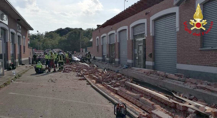 Crolla parte tetto, morti mamma e figlio