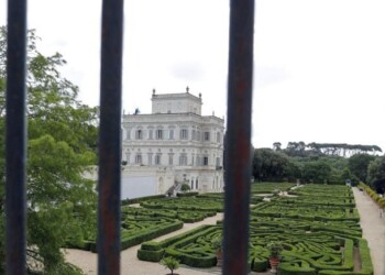 Dal cancello chiuso a Villa Pamphilj al musicista di strada, la kermesse in 7 scatti