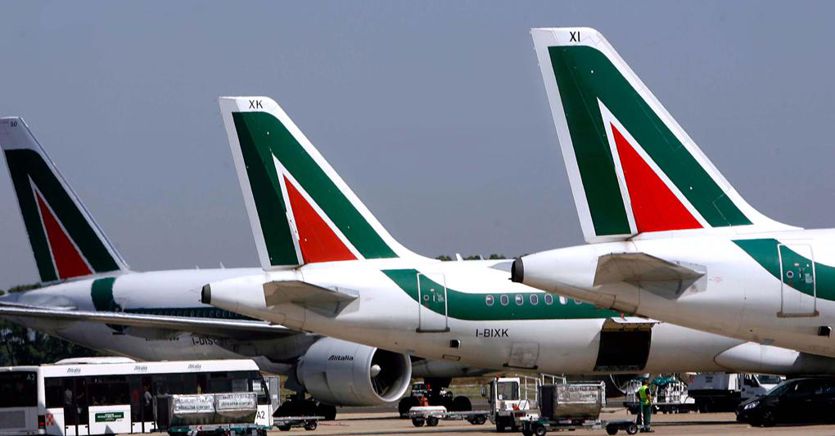 De Micheli: «Per Alitalia newco imminente, presto piano aeroporti»