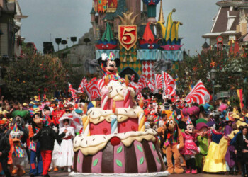 Disneyland Parigi riapre 15 luglio, mascherina obbligatoria