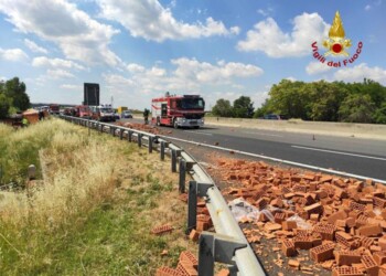 Due feriti sulla A14 nello scontro tra un Tir e un furgone