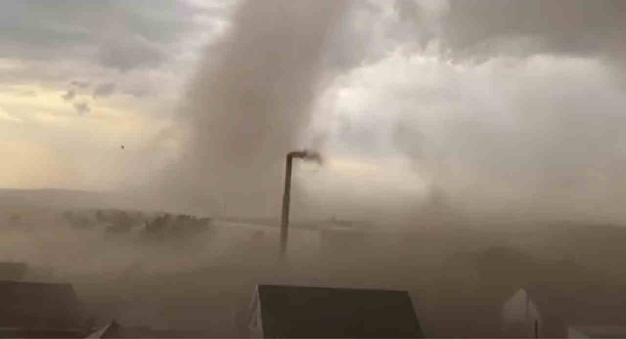 immagine 1 articolo enorme tornado in kazakistan volano i tetti video pauroso