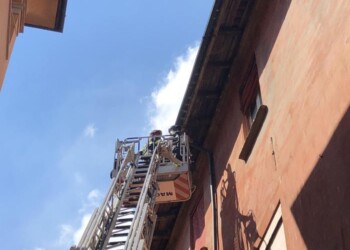 Esplosione in casa a Napoli, donna gravemente ferita