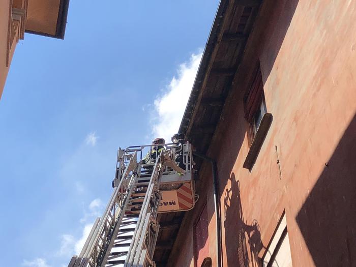 Esplosione in casa a Napoli, donna gravemente ferita