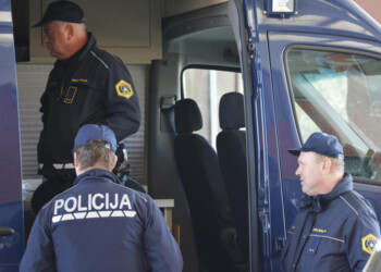 Fase 3: fila al confine di Gorizia, in Slovenia per benzina