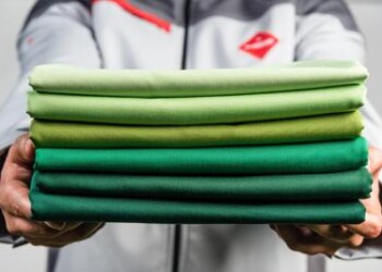 Fase 3: leggero, riutilizzabile e con mascherina personalizzata, ecco abito lavoro futuro  