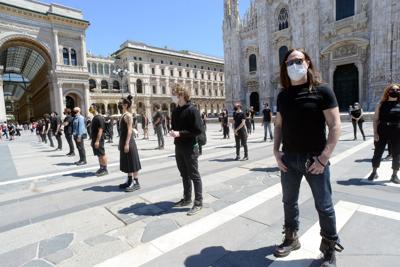 Festa della Musica in silenzio, flash mob artisti in piazza Duomo