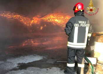 Fiamme in capannone nel Pisano