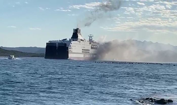 Fiamme in traghetto Grimaldi a Olbia