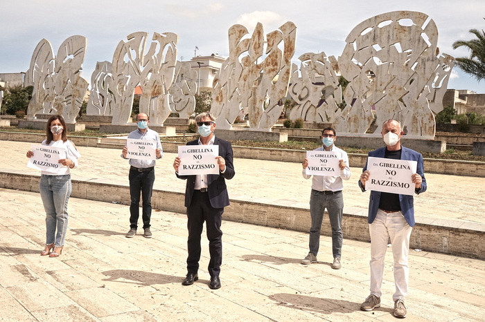 Flash mob a Gibellina contro razzismo e violenza