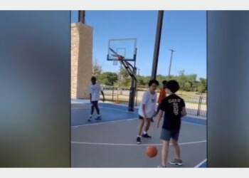 Ha una sola mano, ma fa sempre canestro: inarrestabile