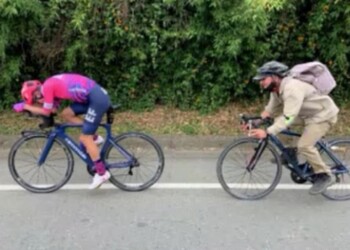 Il “contadino volante” che va veloce come il campione, e Urán gli fa un bel regalo