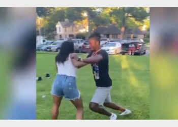 Il fratello prova a placcarla, ma lei non si fa fermare: la ragazza è più veloce e il touchdown è perfetto