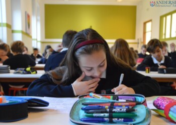 Banchi distanziati, accessi diretti alle aule, lezioni all’aperto e percorsi tracciati: ecco alcune proposte concrete dalla Andersen International School per un ritorno a scuola in sicurezza