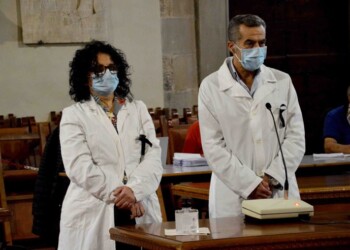 In Consiglio con camici bianchi a lutto