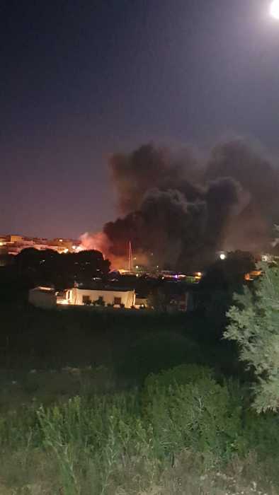 In fiamme cimiteri barconi a Lampedusa