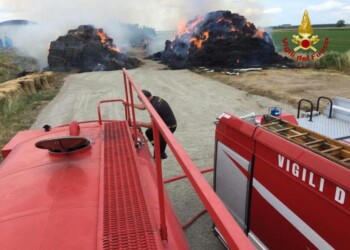 Incendio in azienda agricola, bruciano 1.500 balle di fieno
