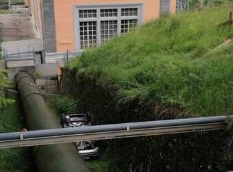 Incidenti stradali: auto giù da ponte, feriti nonno e nipote