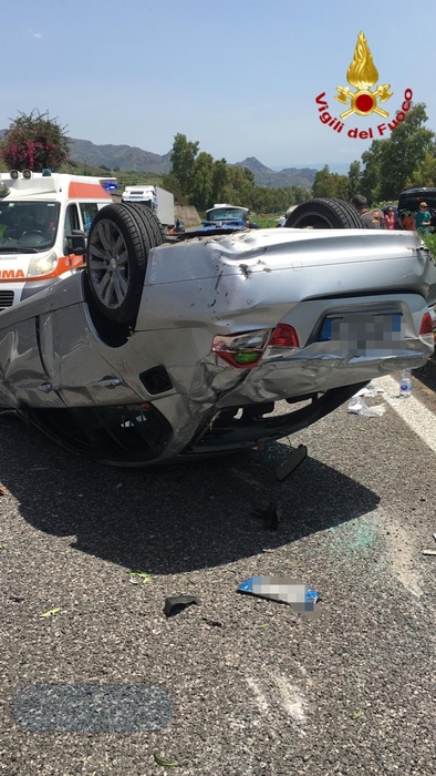 Incidenti stradali: scontro tra 2 auto su A18, cinque feriti