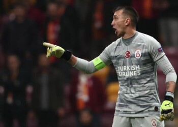 Infortunio-choc per Muslera, tibia e perone fratturati