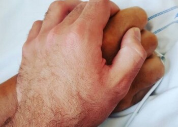 “Io questa mano non la lascio. Dai papà, anche oggi un piccolo passo avanti”: il nuovo post del figlio di Alex Zanardi