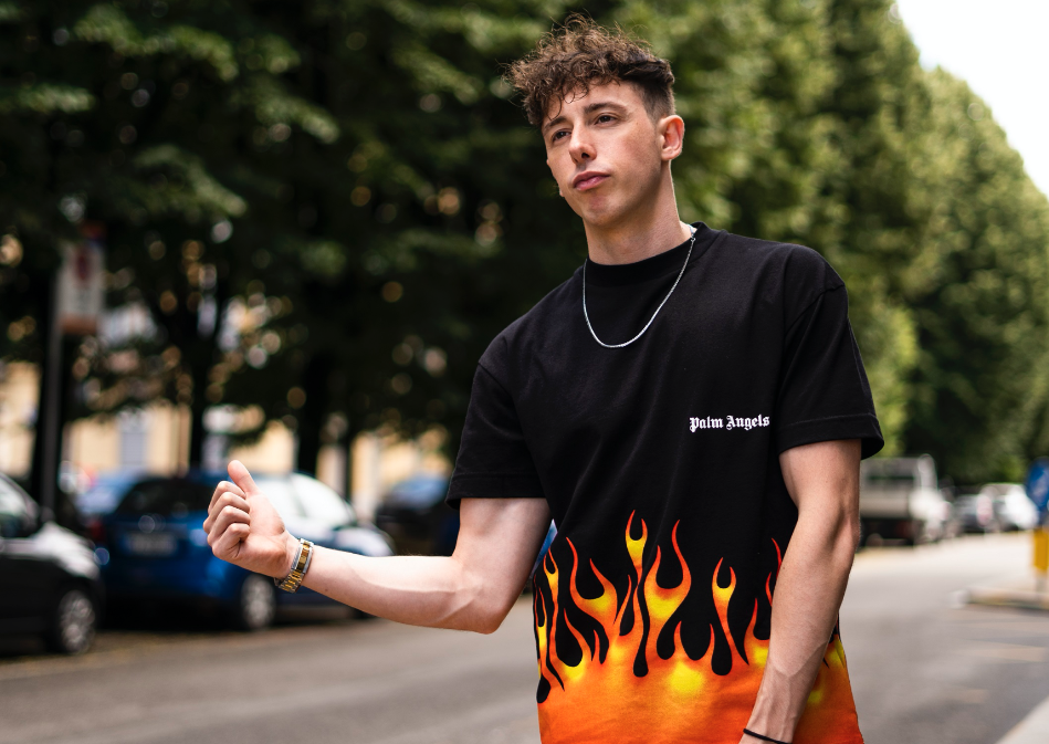 La follia di Shade: dal Barbiere di Siviglia al reggaeton e alla trap per ribadire chi è il re