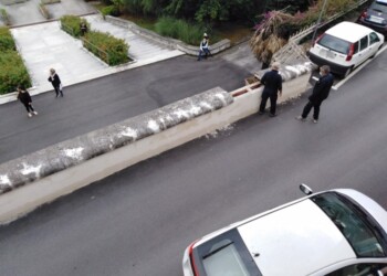 Lastra marmo cade, nessun ferito