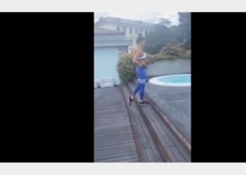 ll buongiorno della Marcialis: esercizi sexy in piscina