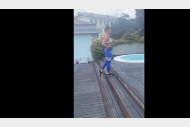 ll buongiorno della Marcialis: esercizi sexy in piscina