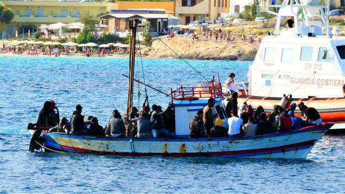 Migranti: barcone con 48 tunisini approda a Lampedusa