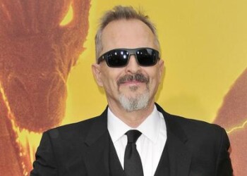 Miguel Bosé e i complotti: “No a vaccini, 5G e Bill Gates” 