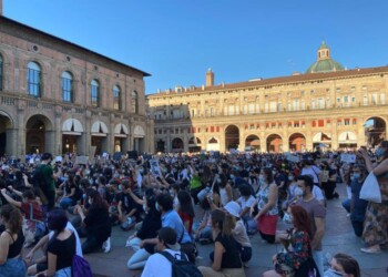 Minneapolis: migliaia in ginocchio in Piazza Maggiore